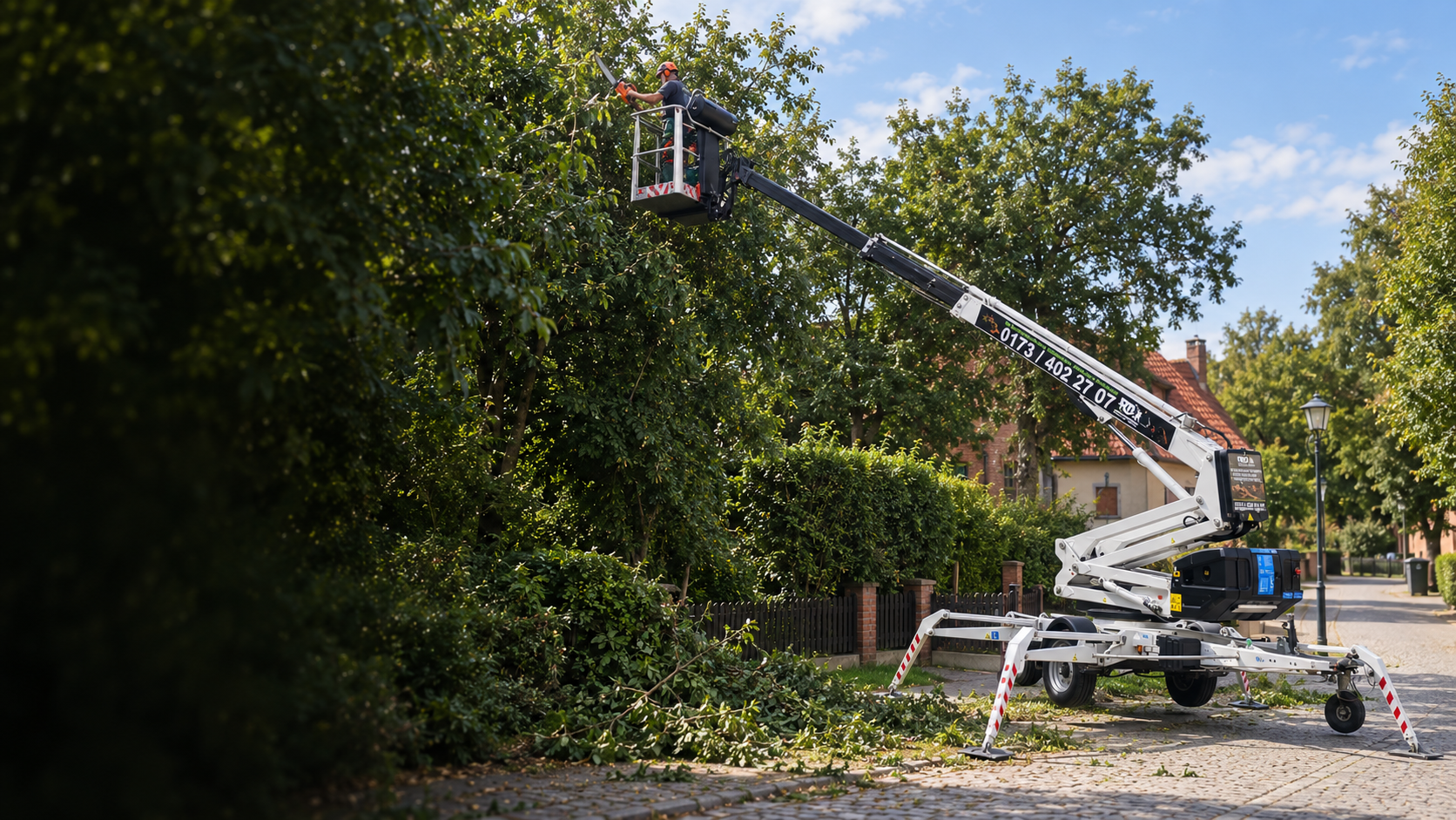 Baumschnitt und Totholzentfernung mit DINO 180 XT II Arbeitsbühne
